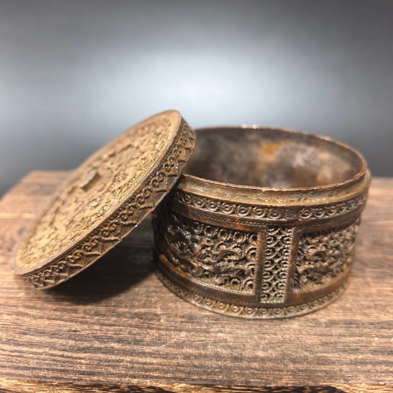Vintage Collectible Jewelry - กล่องเครื่องประดับโลหะแกะสลักสไตล์จีนโบราณ กล่องเก็บของลายนูนวินเทจ ของตกแต่งโต๊ะทำงาน ของตกแต่งบ้าน ของสะสม งานฝีมือ